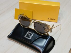 النضارة الترند الفراشة أستيل مختلف لون فريم دهبي