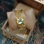 ساعة يد حريمى أستيك معدنمصمم بشكل أنسابى مختلف