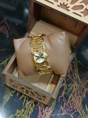 ساعة يد حريمى أستيك معدنمصمم بشكل أنسابى مختلف