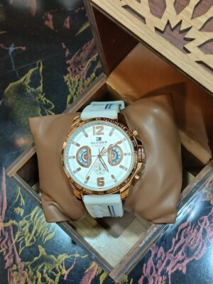 ساعة شبابي بيضاء براند تومى أستيك رابر أبيض ميناء بيضاء عداد تاريخ