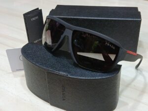 نظارة رجالى بكيرف ماركة برادا لون أسود